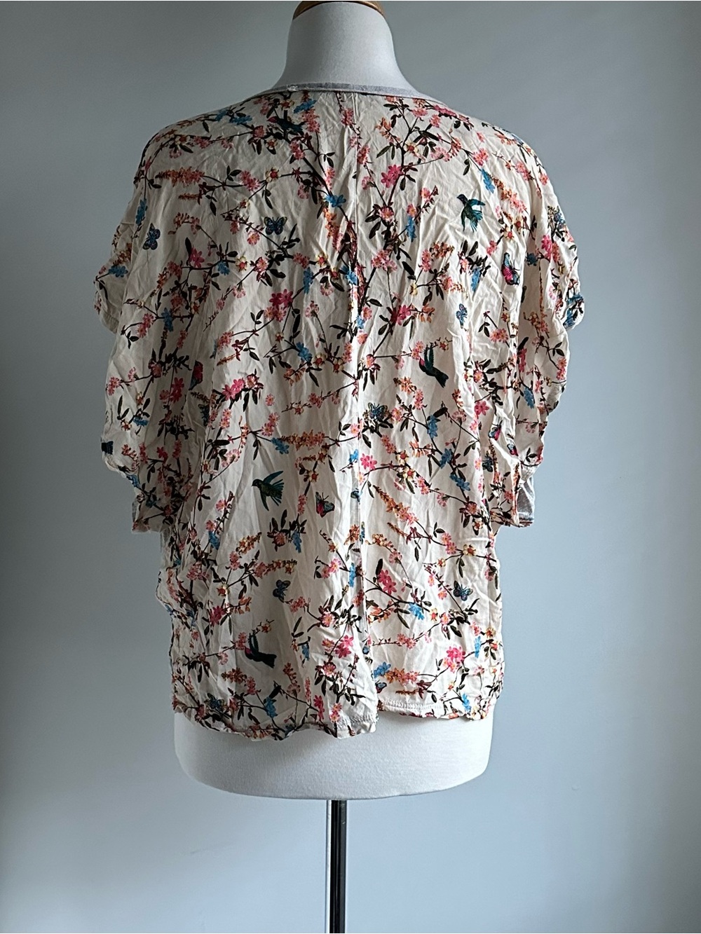 Light Gray V-Neck Womenโs Top with Floral Sleeve Accents